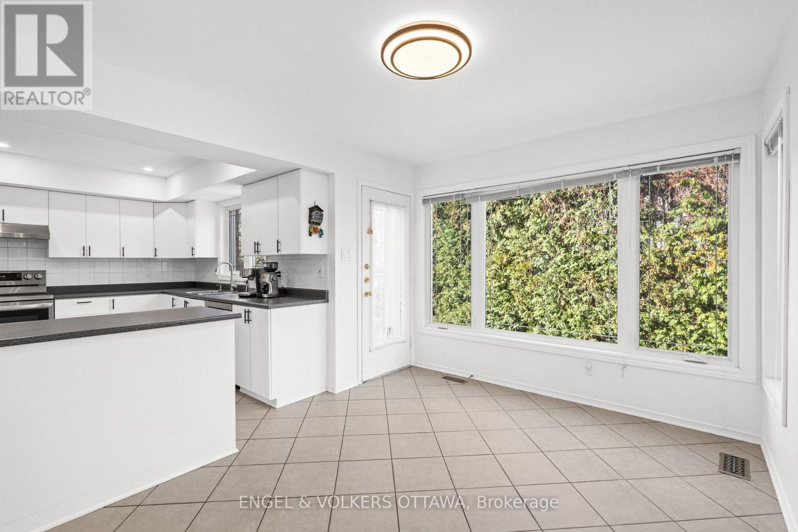 841 Montcrest Drive, Ottawa, ON - Indoor Photo Showing Kitchen With Double Sink