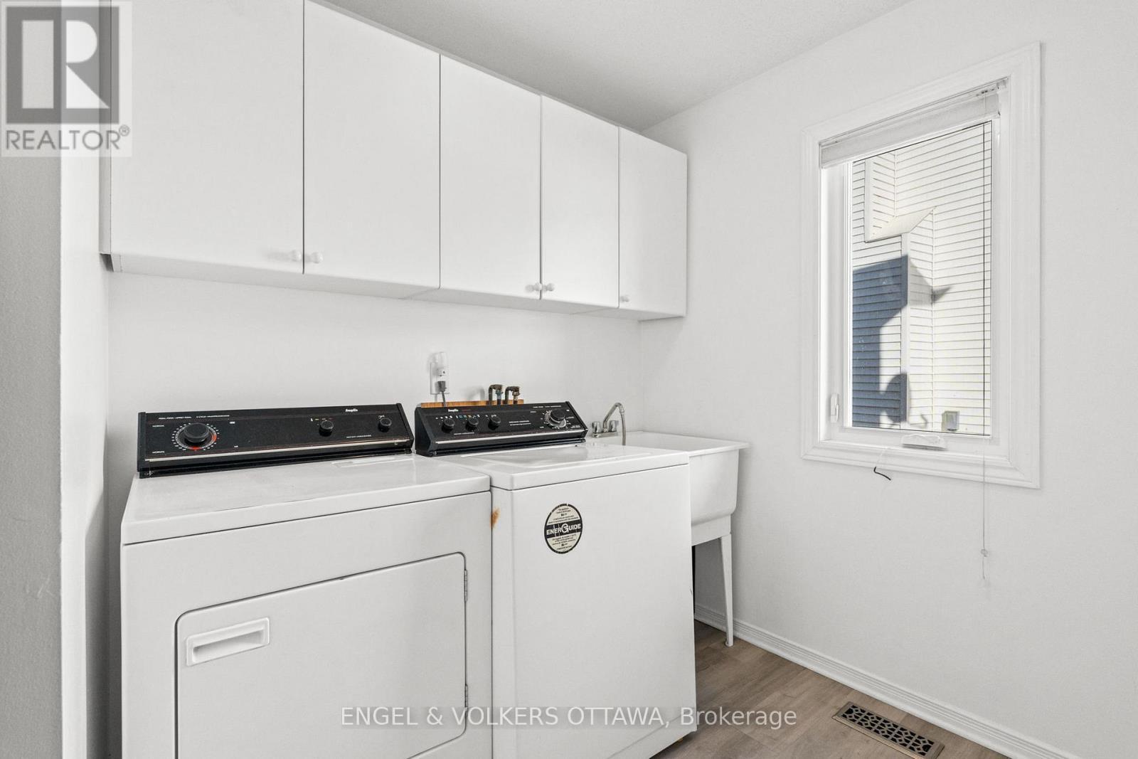 841 Montcrest Drive, Ottawa, ON - Indoor Photo Showing Laundry Room