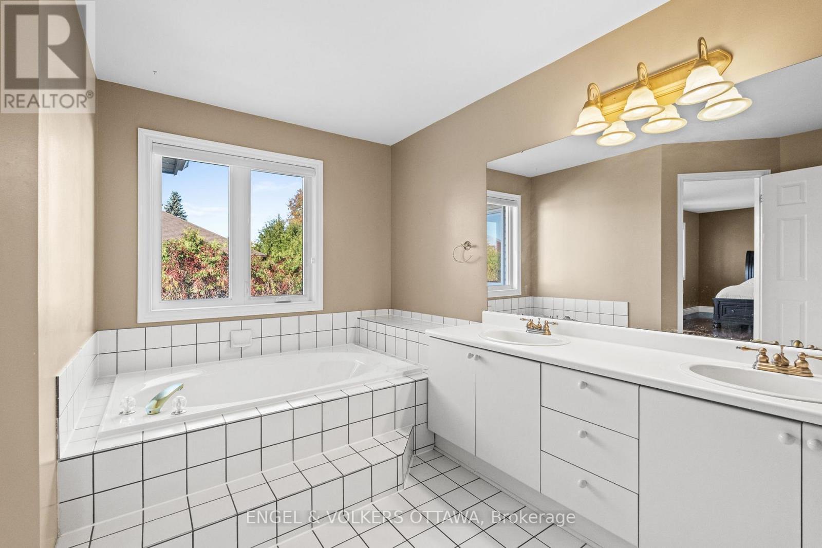 841 Montcrest Drive, Ottawa, ON - Indoor Photo Showing Bathroom