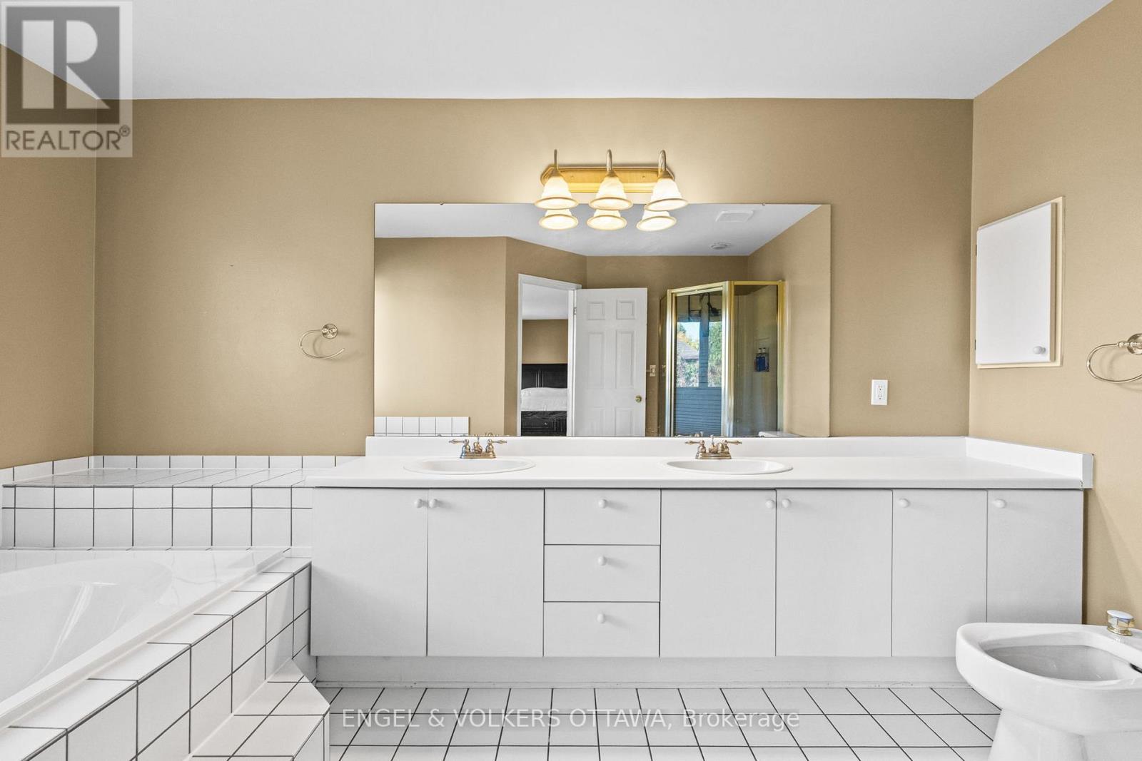 841 Montcrest Drive, Ottawa, ON - Indoor Photo Showing Bathroom