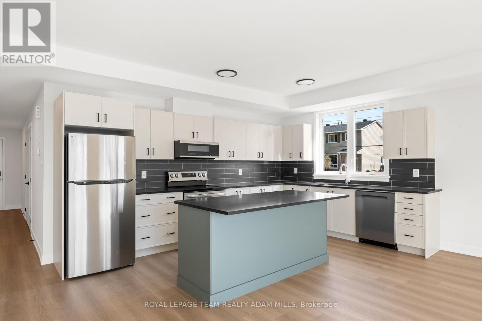 Photo of a similar model. Finishes may vary. - 2 - 1104 A Moore Street, Brockville, ON - Indoor Photo Showing Kitchen With Upgraded Kitchen