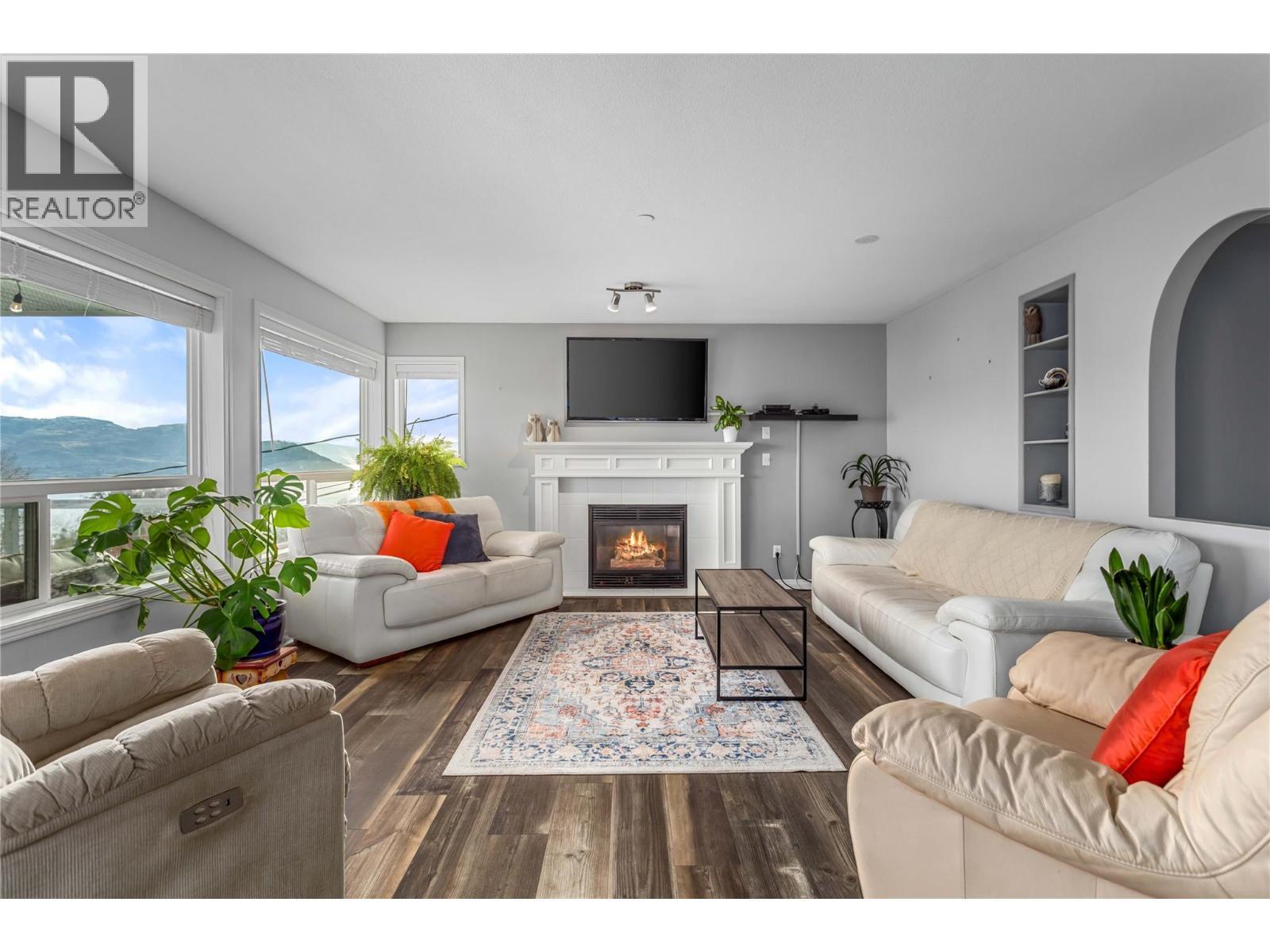 4622 Princeton Avenue, Peachland, BC - Indoor Photo Showing Living Room With Fireplace