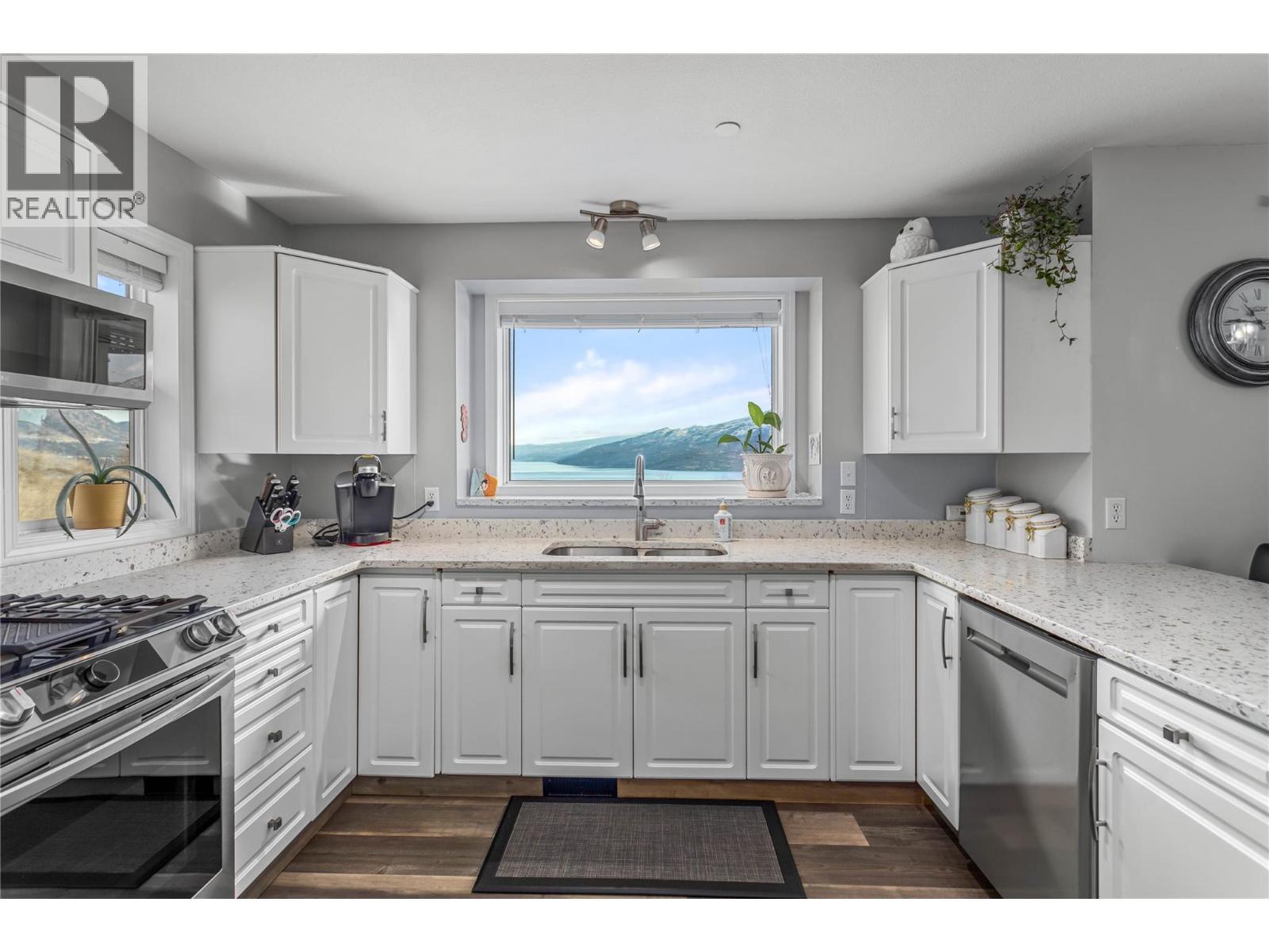 4622 Princeton Avenue, Peachland, BC - Indoor Photo Showing Kitchen