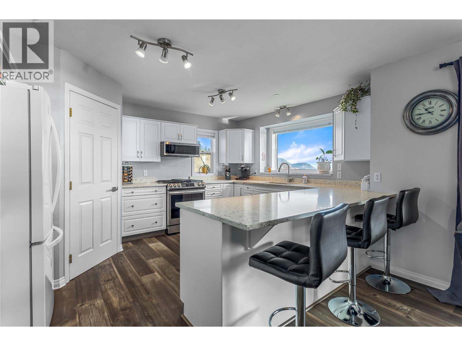 4622 Princeton Avenue, Peachland, BC - Indoor Photo Showing Kitchen With Upgraded Kitchen