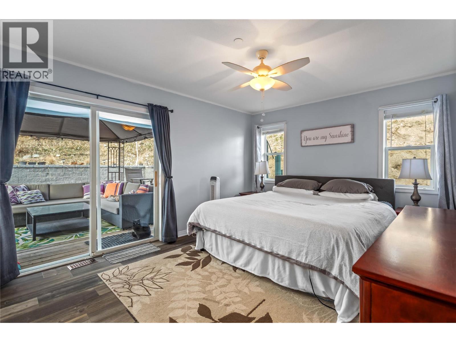 4622 Princeton Avenue, Peachland, BC - Indoor Photo Showing Bedroom