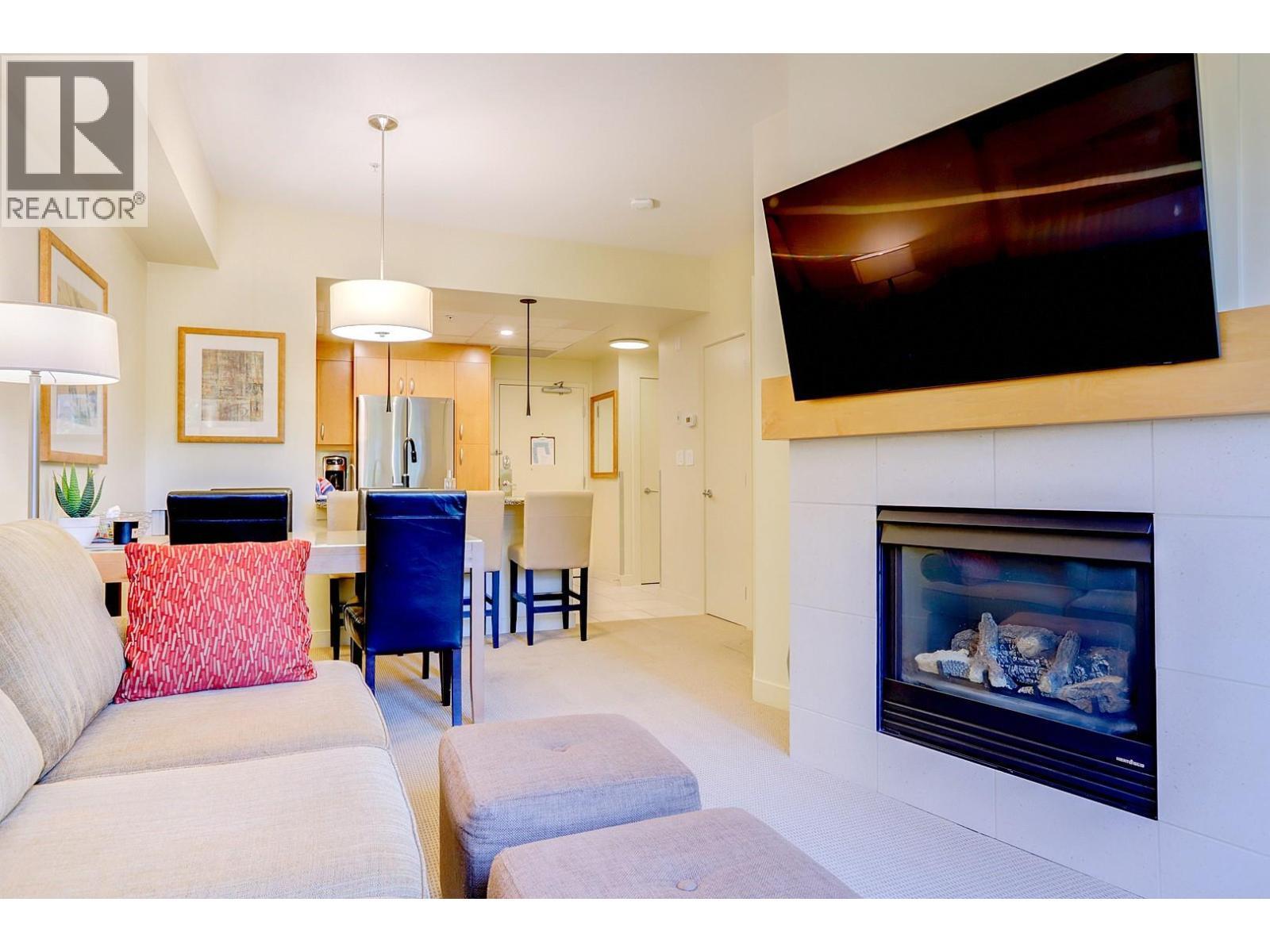 7343 Okanagan Landing Road Unit# 1114, Vernon, BC - Indoor Photo Showing Living Room With Fireplace