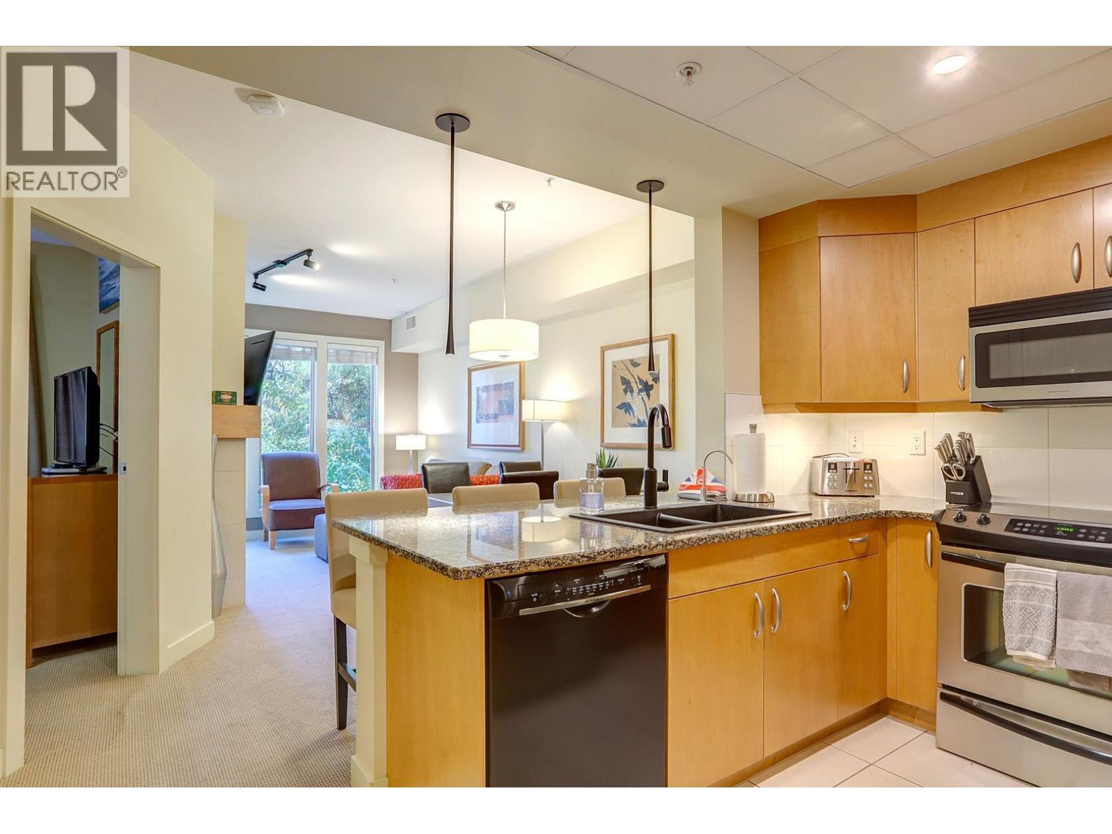 7343 Okanagan Landing Road Unit# 1114, Vernon, BC - Indoor Photo Showing Kitchen With Double Sink