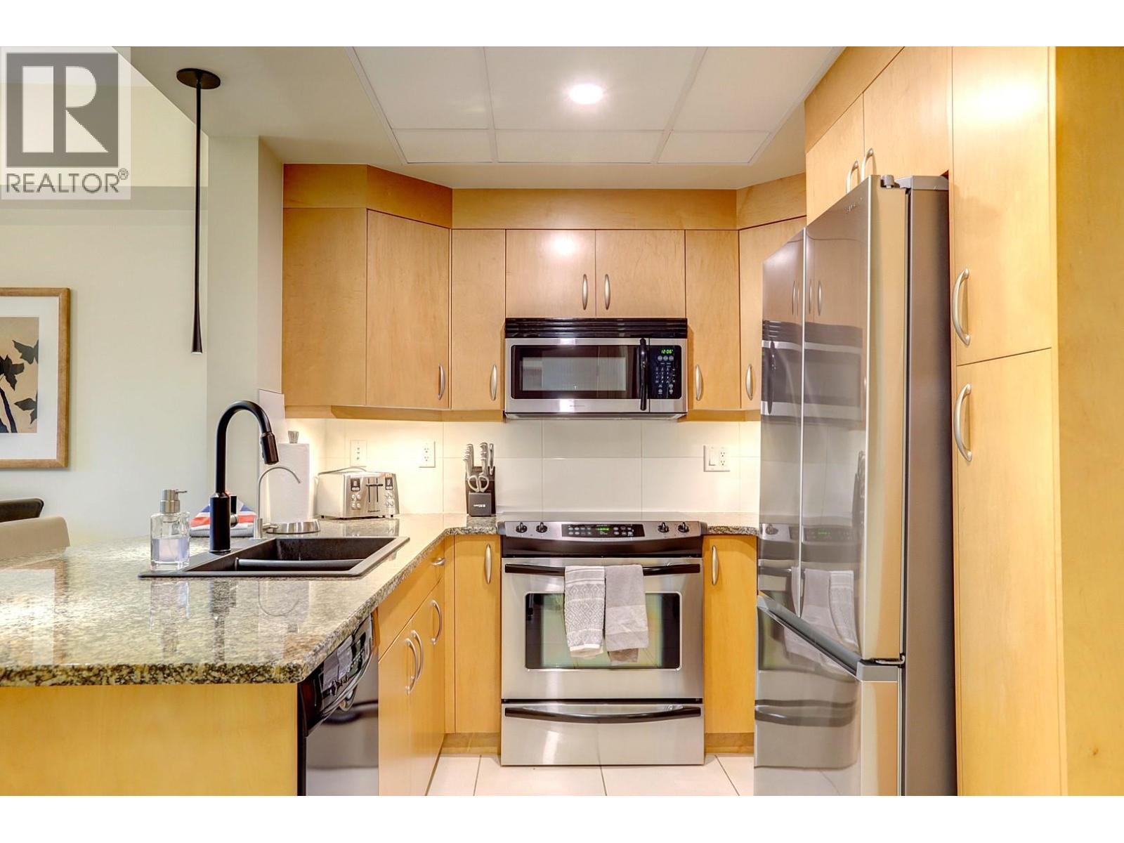 7343 Okanagan Landing Road Unit# 1114, Vernon, BC - Indoor Photo Showing Kitchen With Double Sink With Upgraded Kitchen