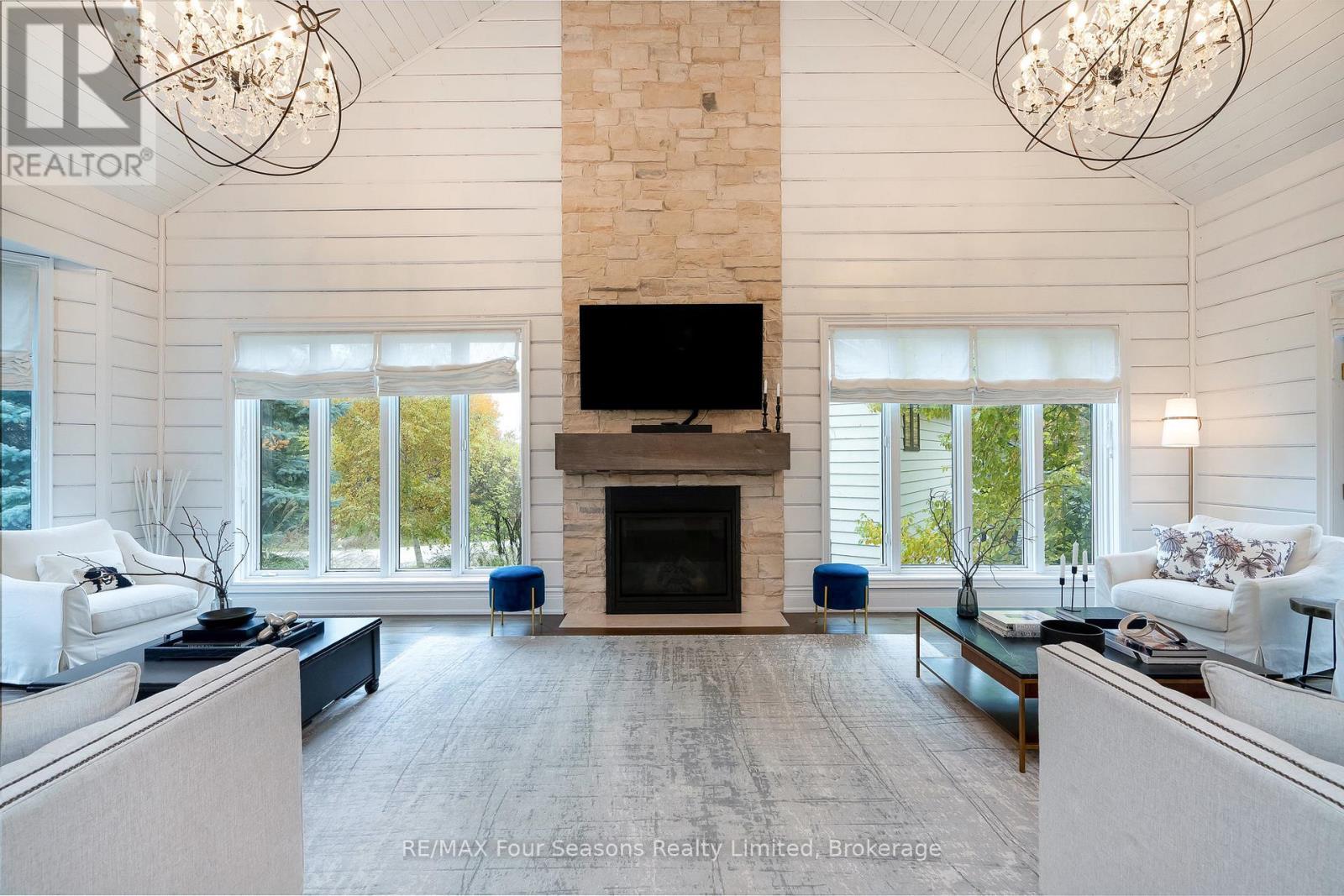 149 Aspen Way, Blue Mountains, ON - Indoor Photo Showing Living Room With Fireplace