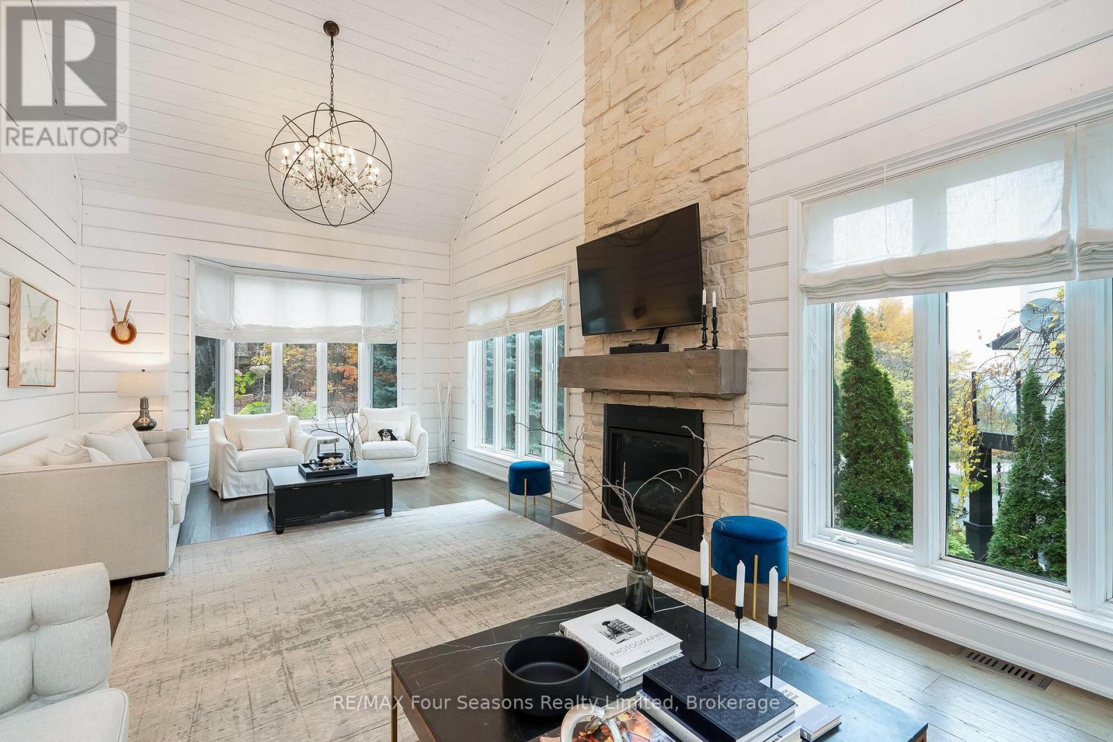 149 Aspen Way, Blue Mountains, ON - Indoor Photo Showing Living Room With Fireplace