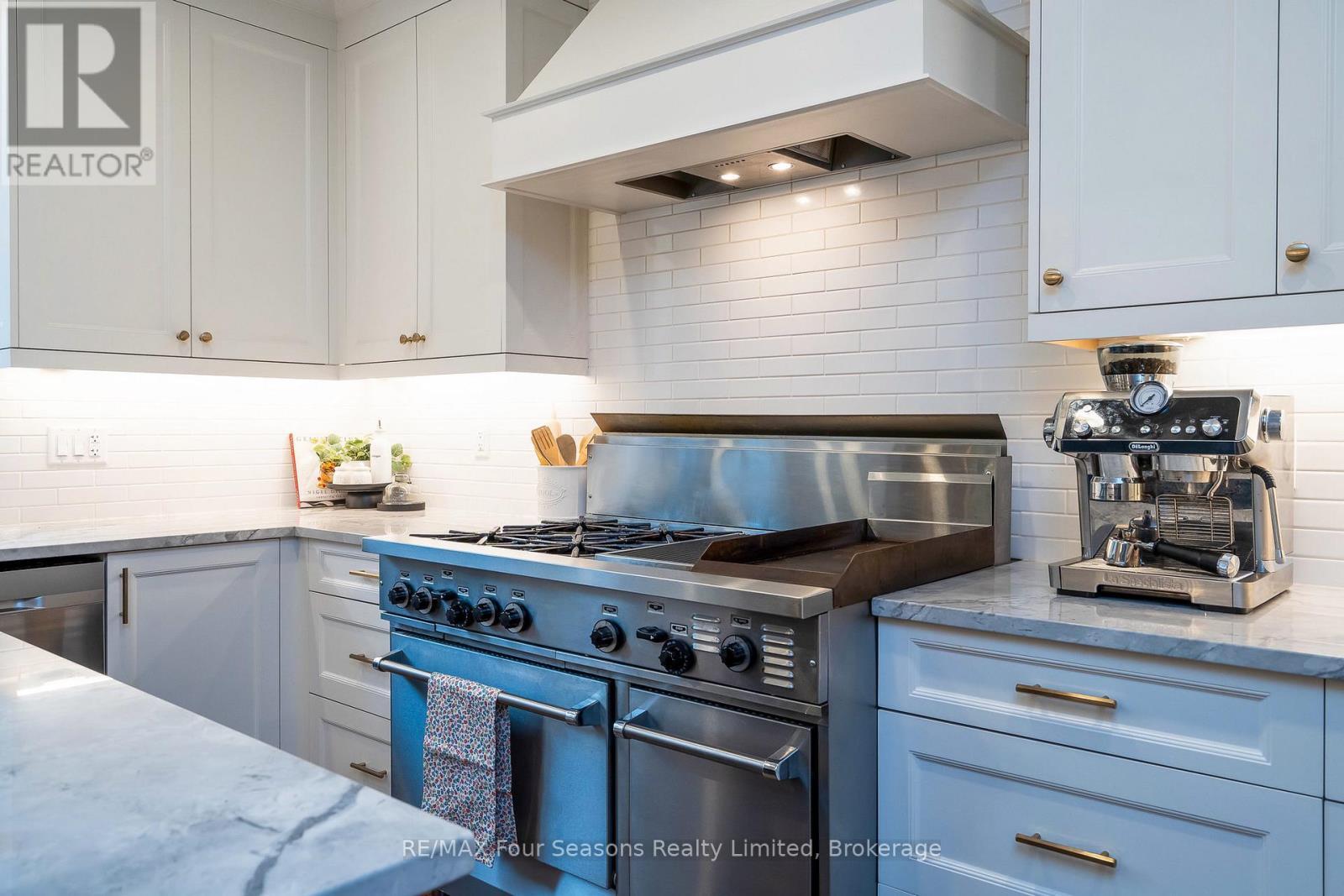 149 Aspen Way, Blue Mountains, ON - Indoor Photo Showing Kitchen With Upgraded Kitchen