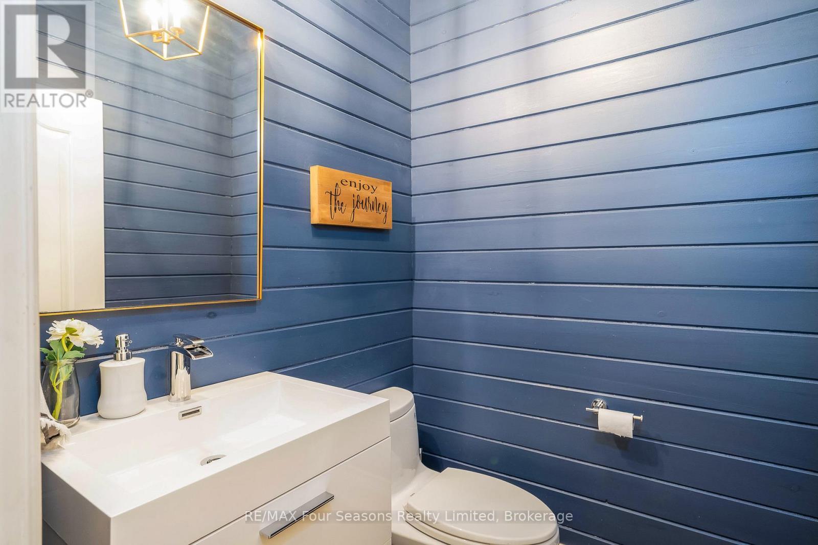 powder room -main floor - 149 Aspen Way, Blue Mountains, ON - Indoor Photo Showing Bathroom