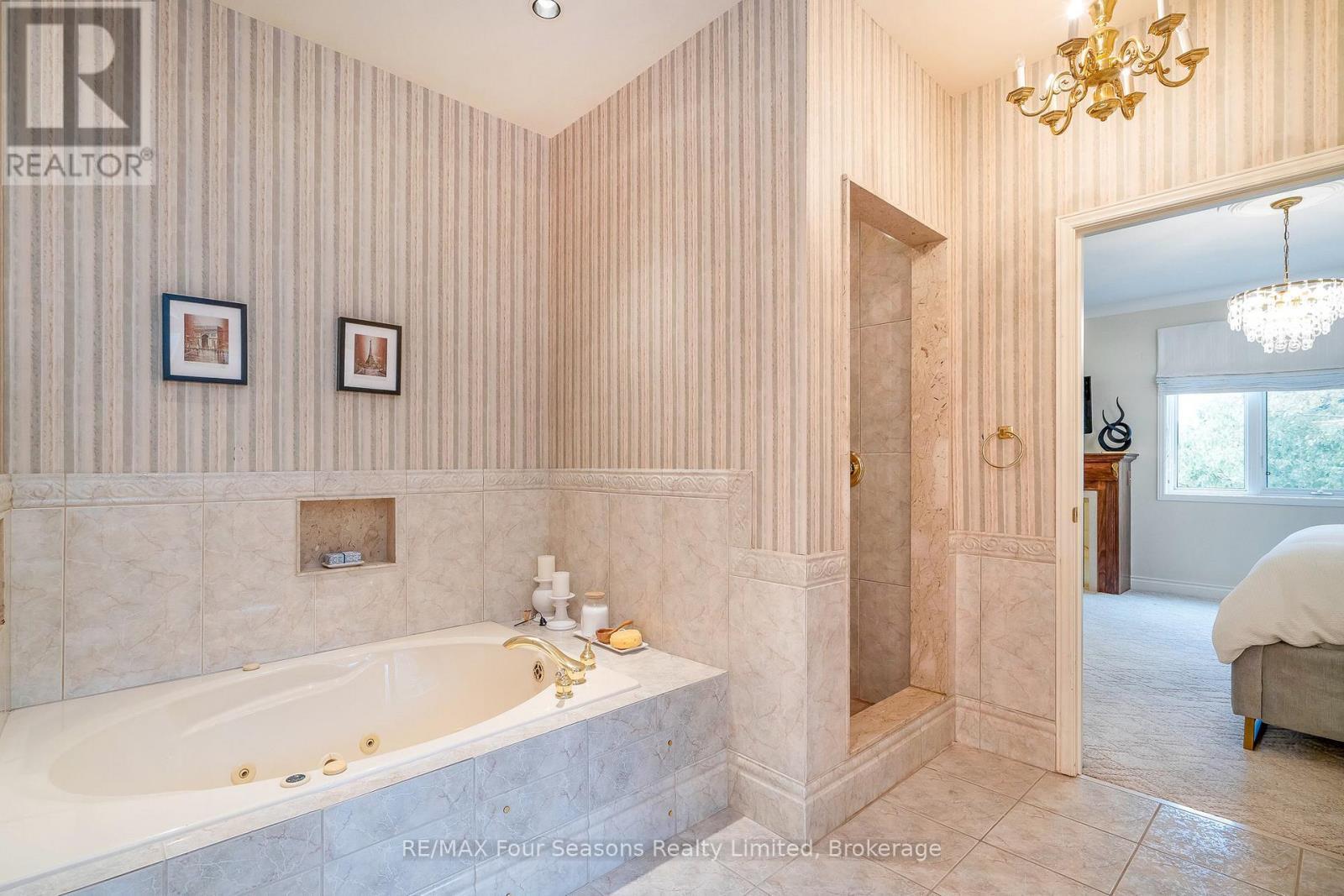 master -ensuite - 149 Aspen Way, Blue Mountains, ON - Indoor Photo Showing Bathroom