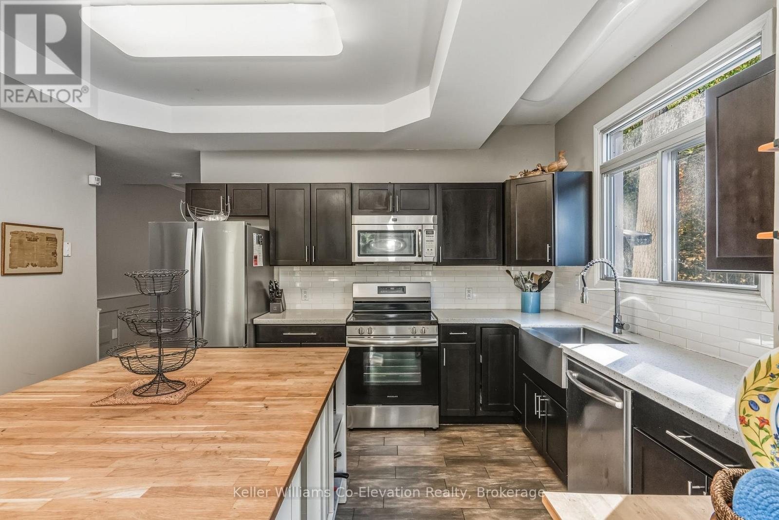 19 Huron Trail, Georgian Bay (Baxter), ON - Indoor Photo Showing Kitchen
