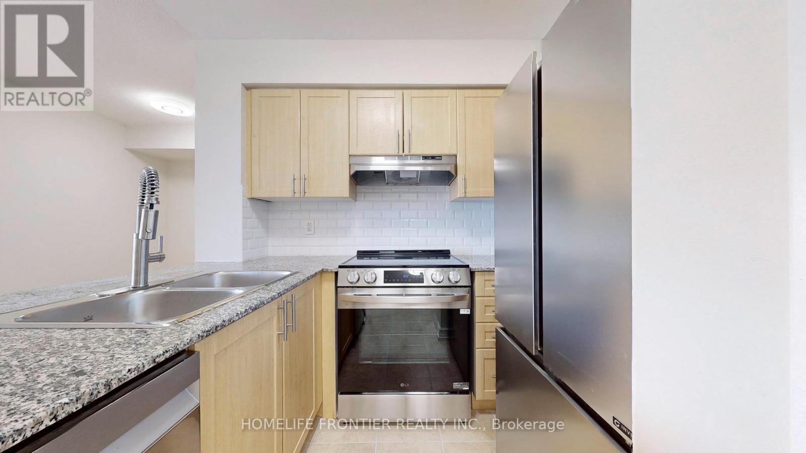 1007 - 7 North Park Road, Vaughan, ON - Indoor Photo Showing Kitchen With Double Sink With Upgraded Kitchen