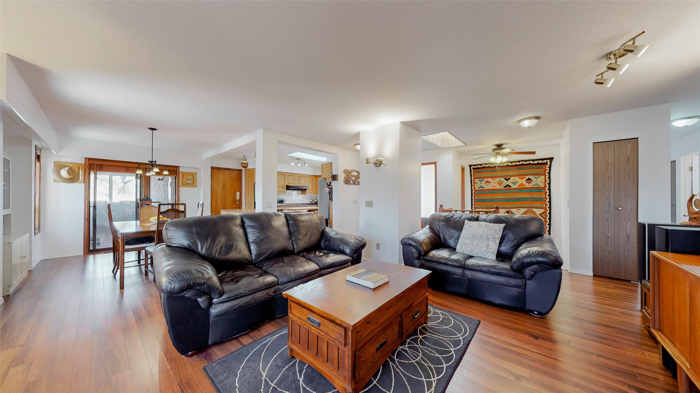 6940 Mountainview Drive, Oliver, BC - Indoor Photo Showing Living Room