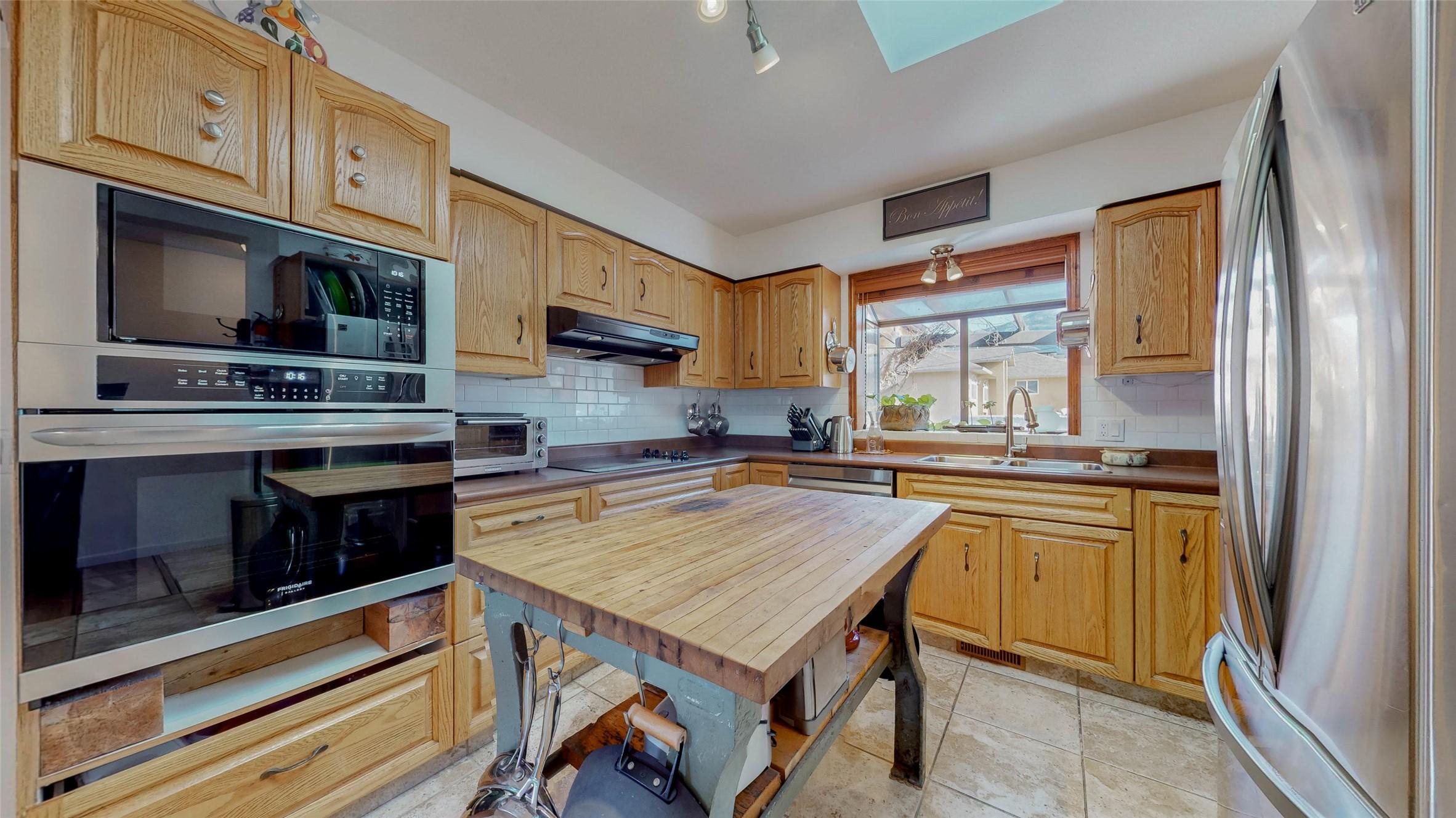 6940 Mountainview Drive, Oliver, BC - Indoor Photo Showing Kitchen With Double Sink