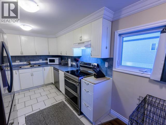 8-986 Range Road, Whitehorse, YT - Indoor Photo Showing Kitchen With Double Sink