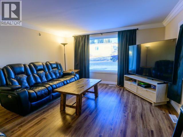 8-986 Range Road, Whitehorse, YT - Indoor Photo Showing Living Room