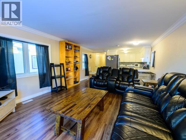 8-986 Range Road, Whitehorse, YT - Indoor Photo Showing Living Room