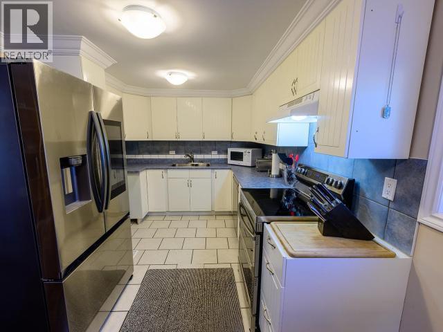 8-986 Range Road, Whitehorse, YT - Indoor Photo Showing Kitchen With Double Sink