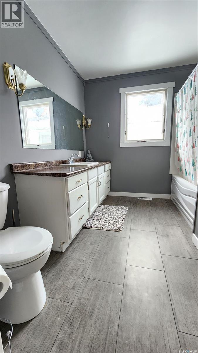 208 4Th Street W, Wilkie, SK - Indoor Photo Showing Bathroom