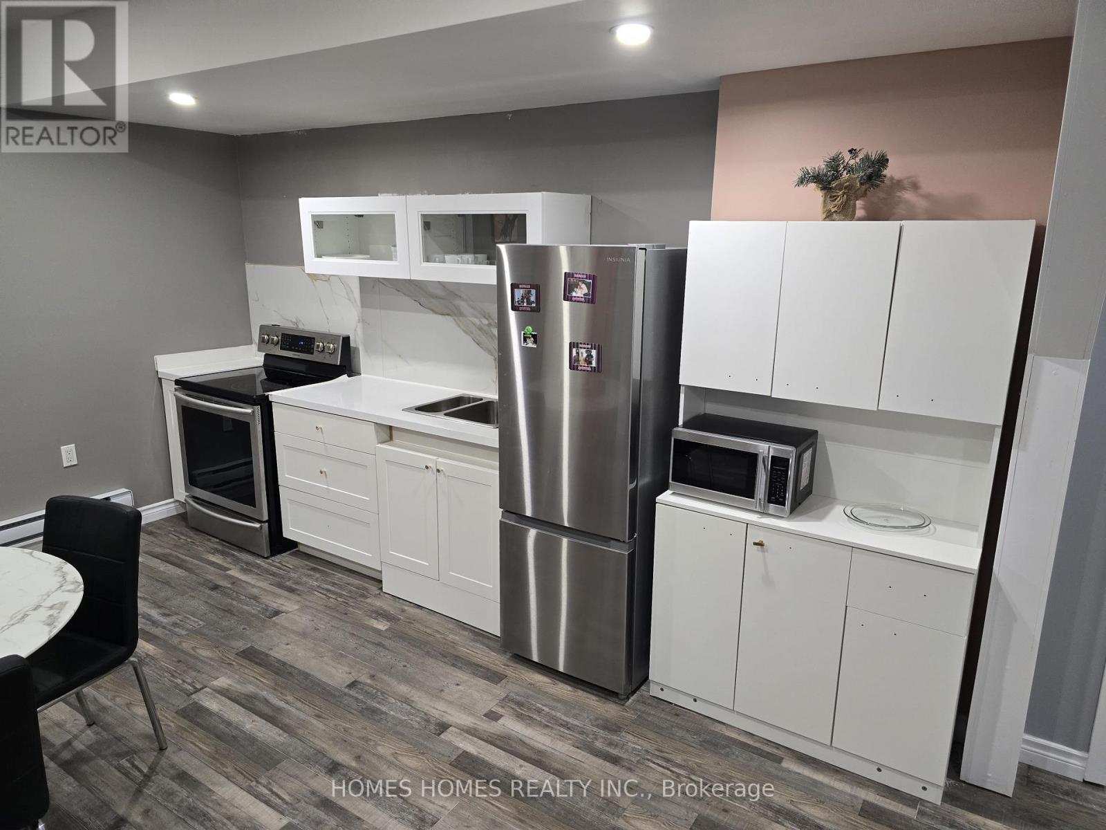 5183 Sherkston Road, Port Colborne, ON - Indoor Photo Showing Kitchen With Double Sink