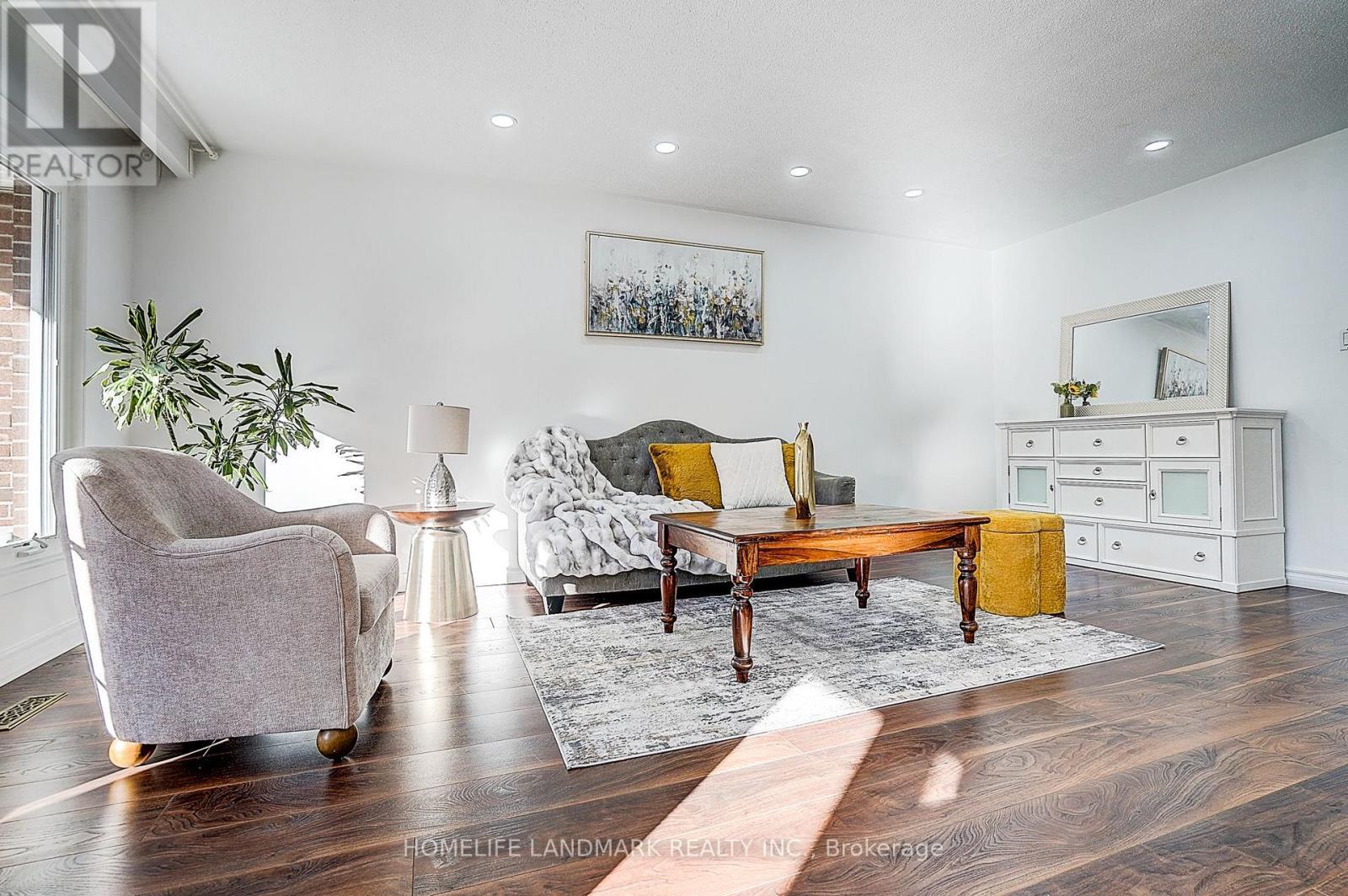 104 Tanjoe Crescent, Toronto, ON - Indoor Photo Showing Living Room