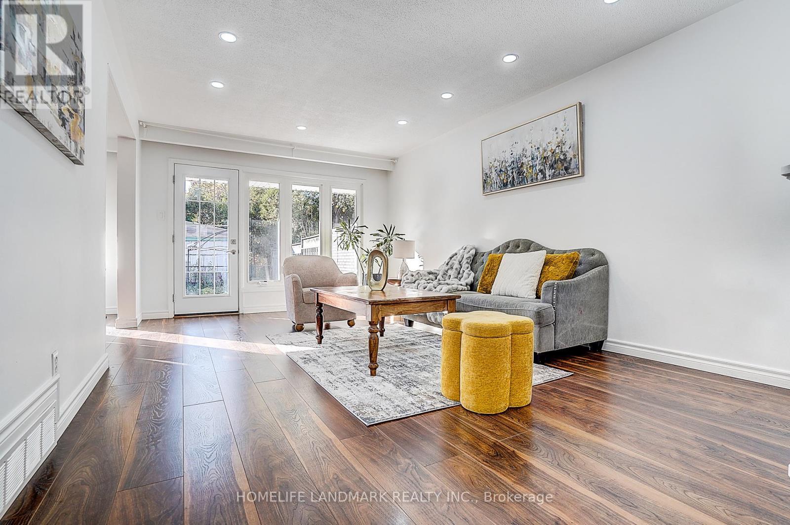 104 Tanjoe Crescent, Toronto, ON - Indoor Photo Showing Living Room