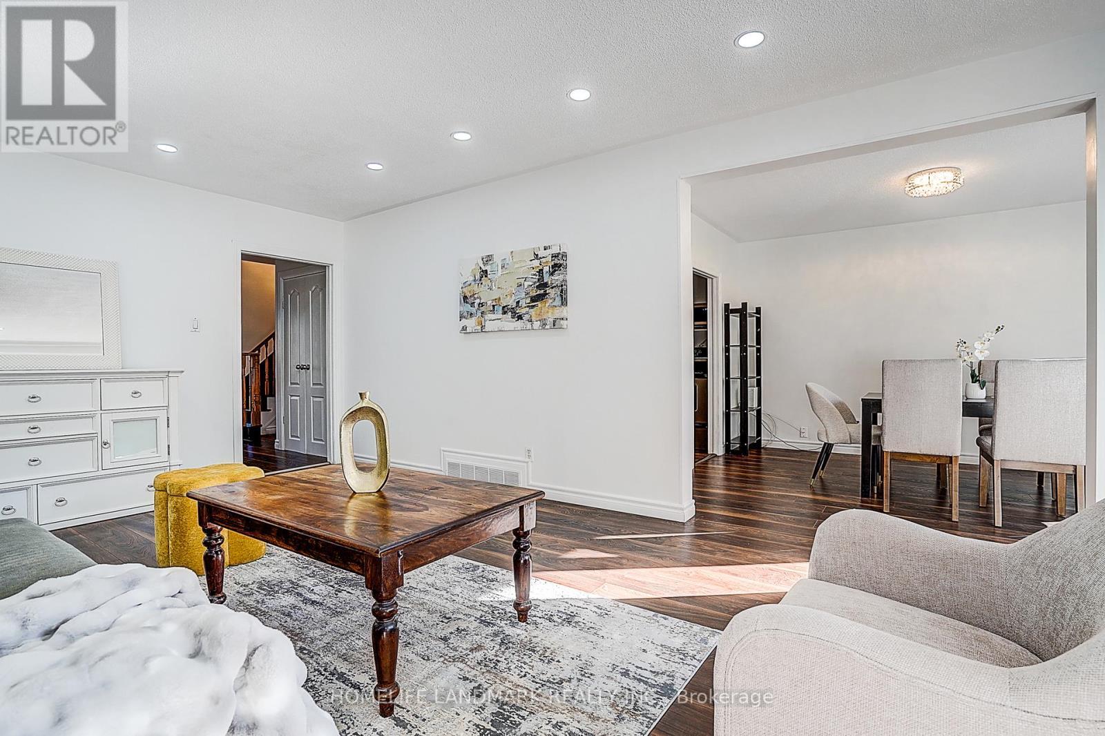 104 Tanjoe Crescent, Toronto, ON - Indoor Photo Showing Living Room