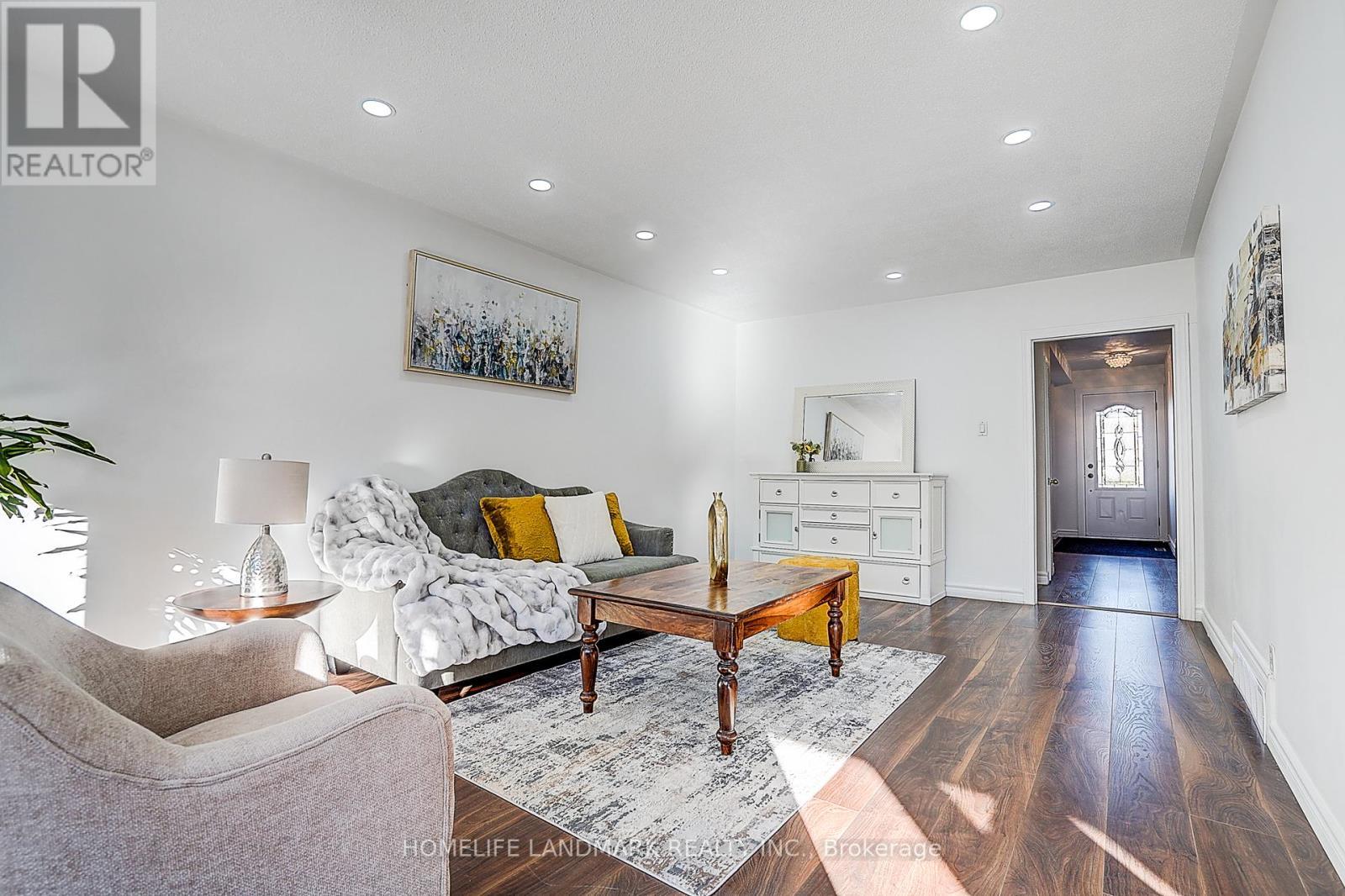 104 Tanjoe Crescent, Toronto, ON - Indoor Photo Showing Living Room