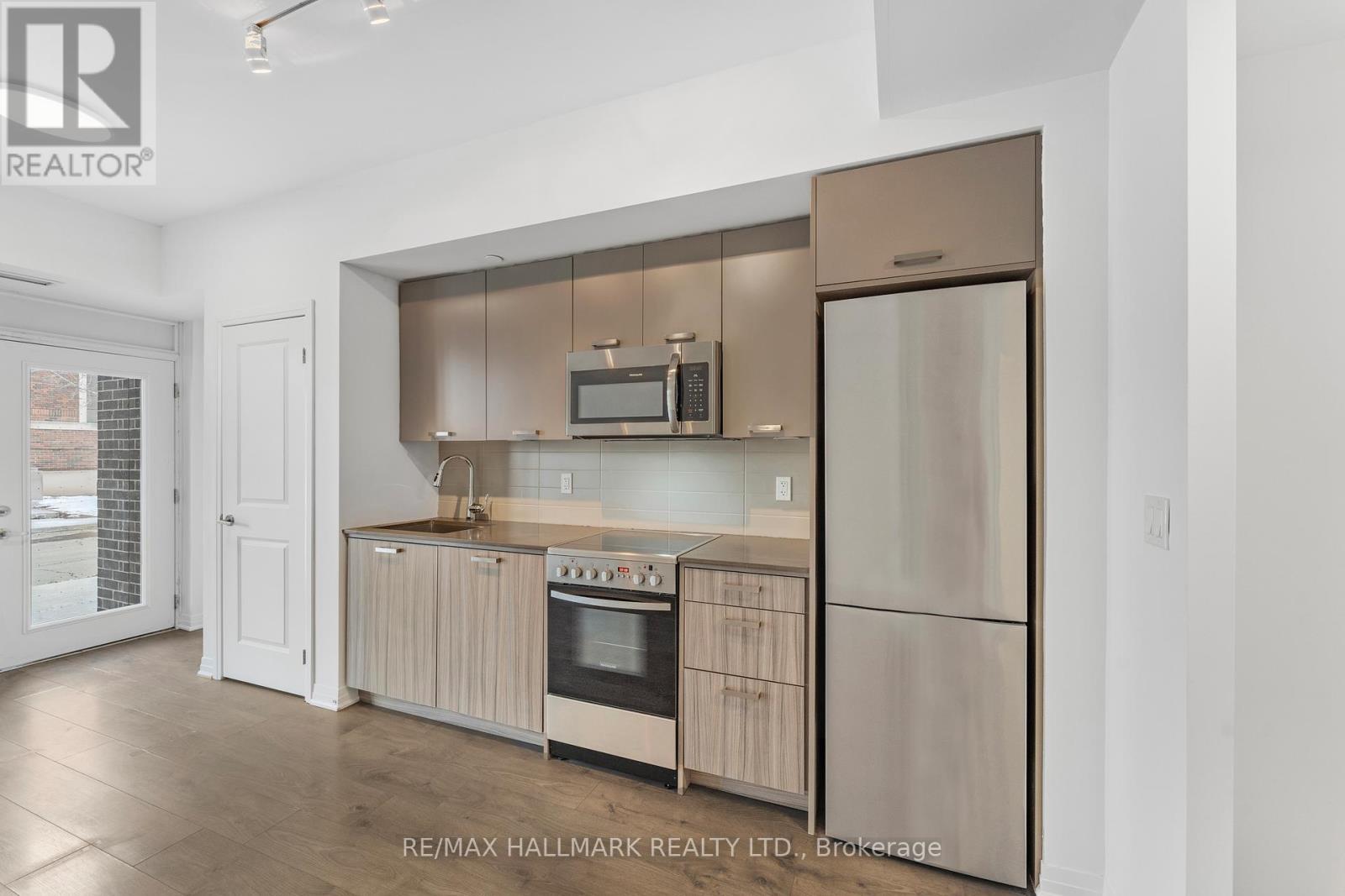 Th 103 - 2301 Danforth Avenue, Toronto, ON - Indoor Photo Showing Kitchen
