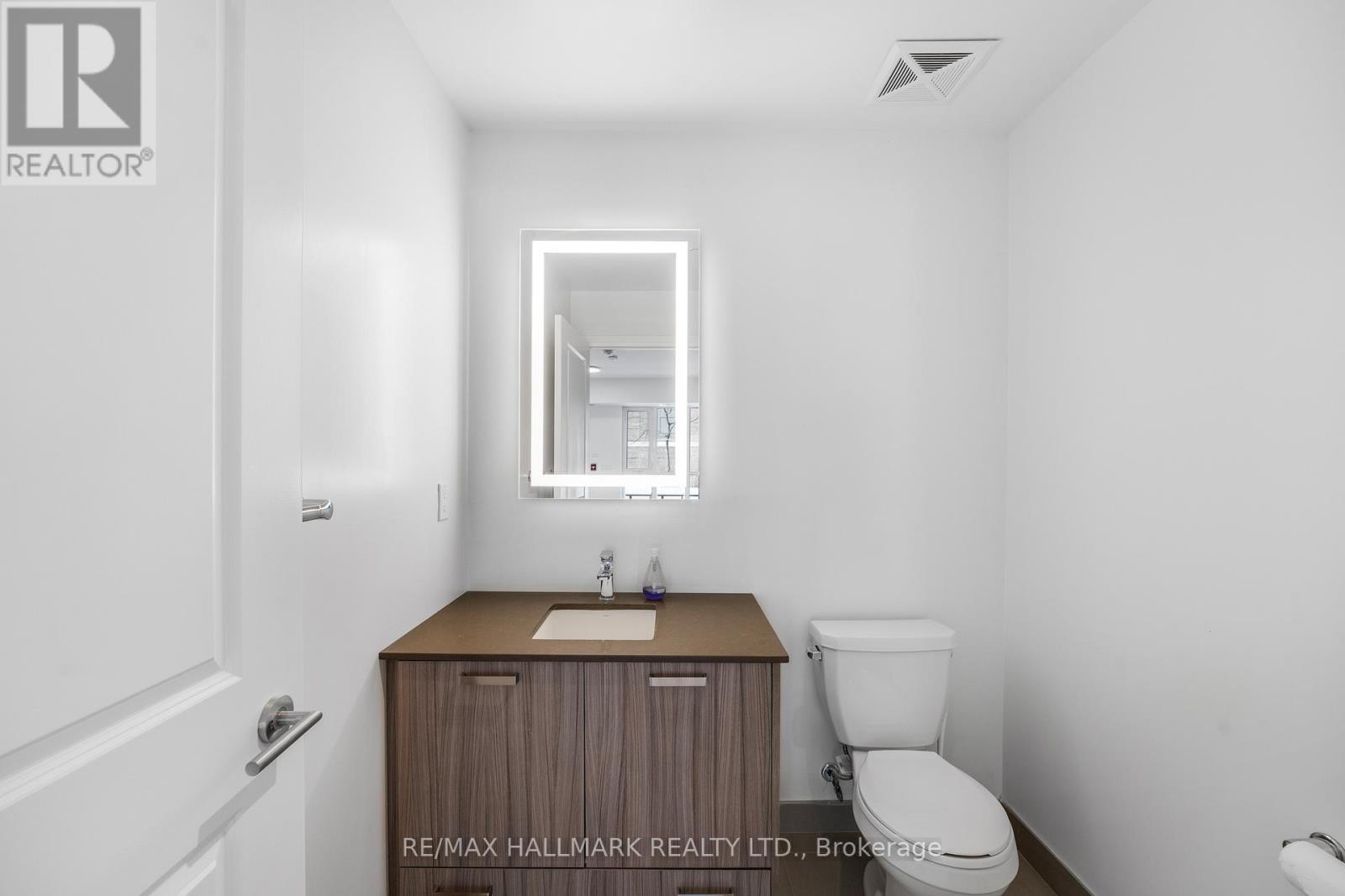Th 103 - 2301 Danforth Avenue, Toronto, ON - Indoor Photo Showing Bathroom