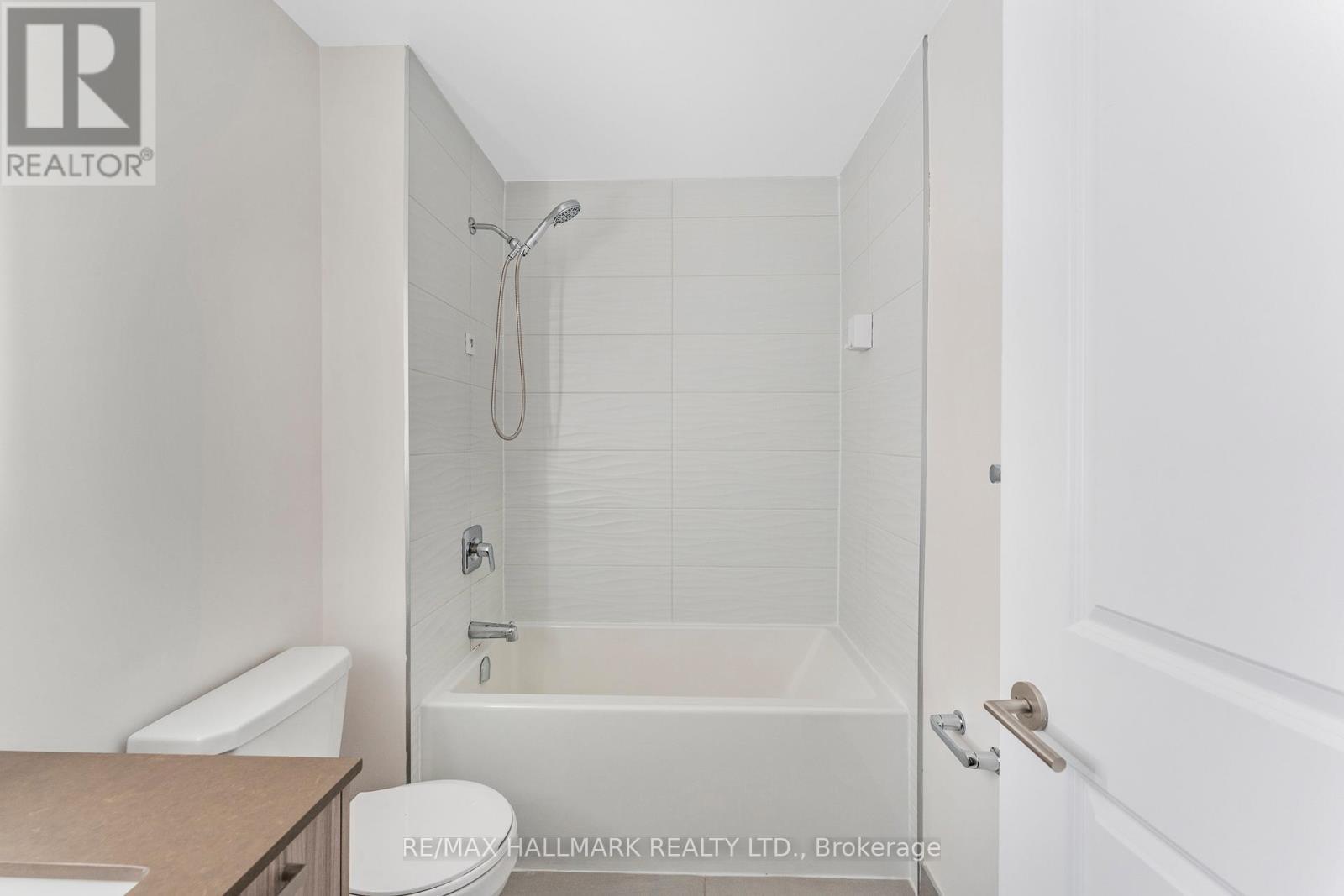Th 103 - 2301 Danforth Avenue, Toronto, ON - Indoor Photo Showing Bathroom