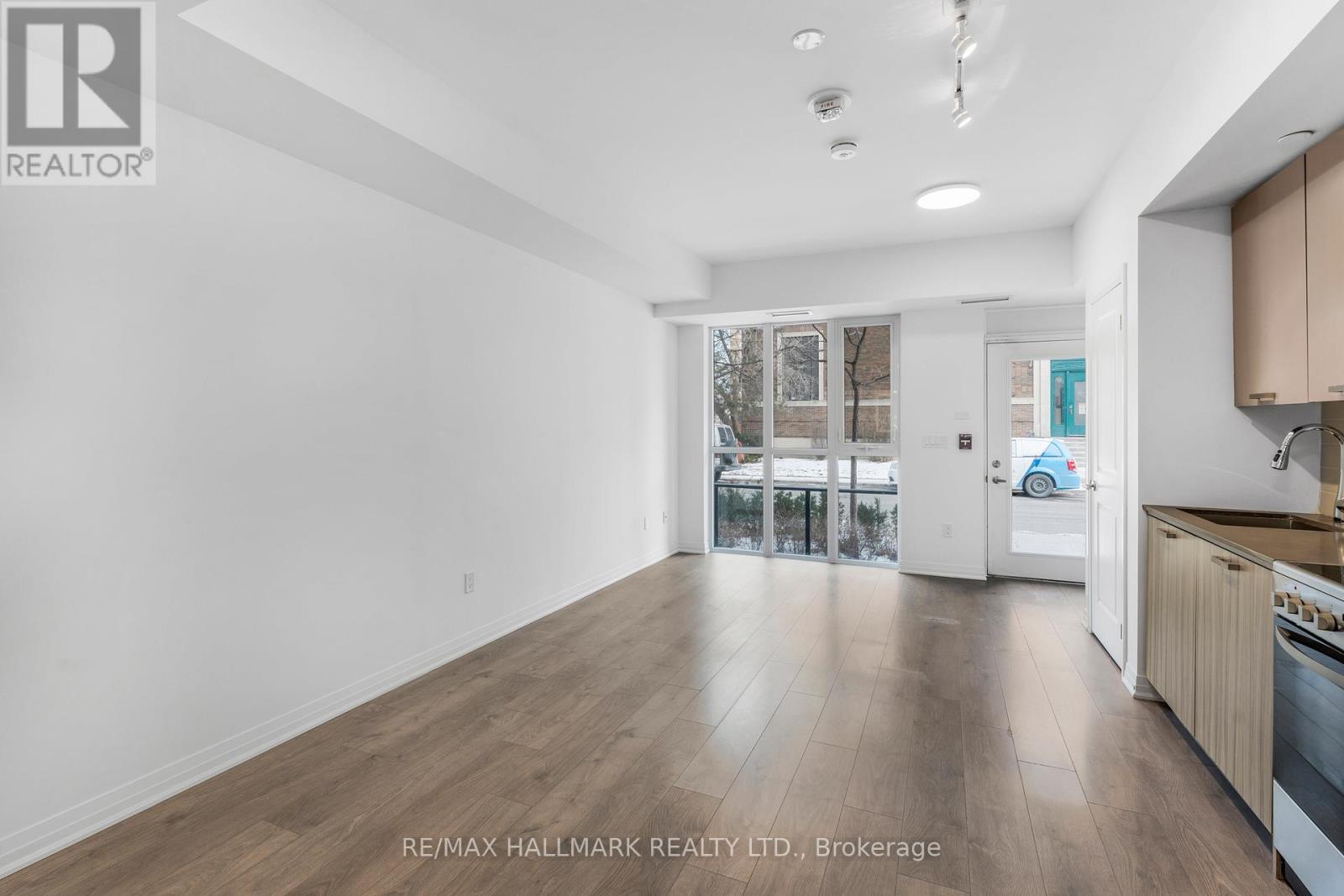 Th 103 - 2301 Danforth Avenue, Toronto, ON - Indoor Photo Showing Kitchen
