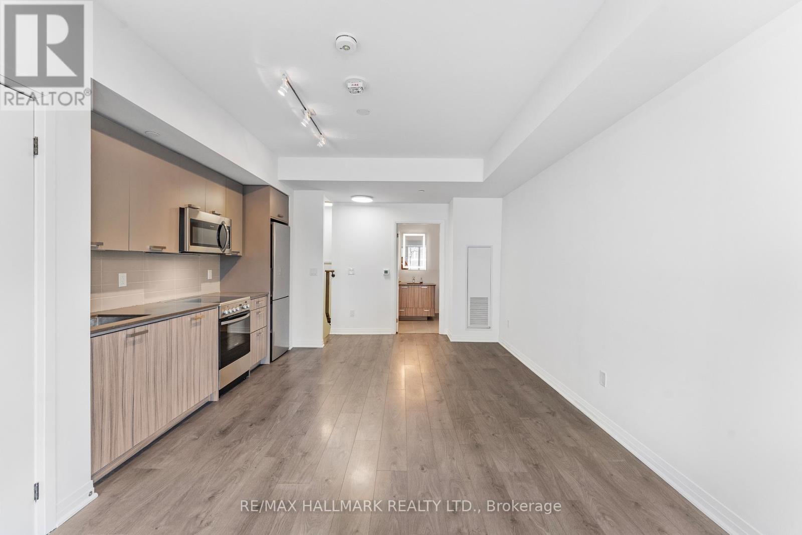 Th 103 - 2301 Danforth Avenue, Toronto, ON - Indoor Photo Showing Kitchen