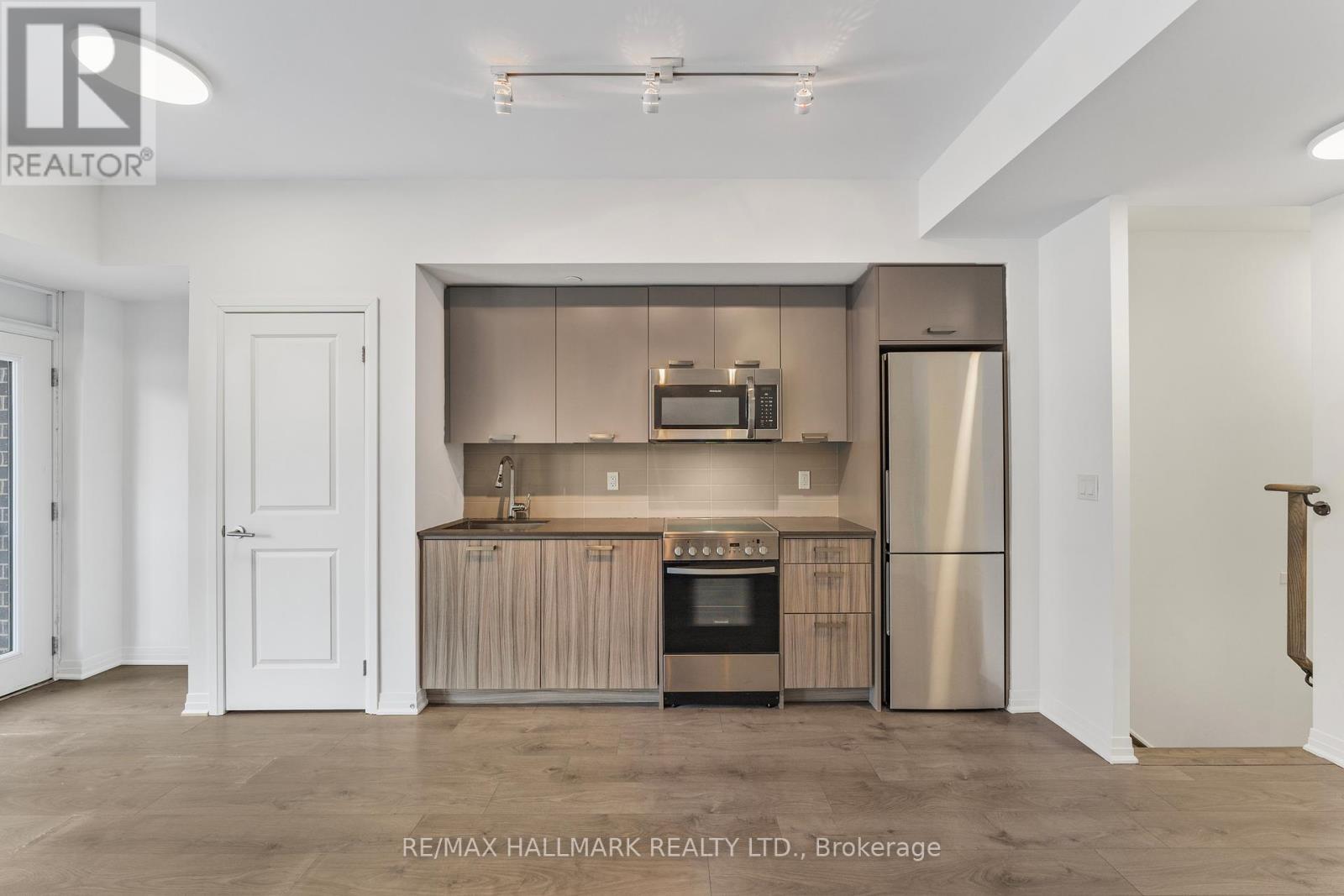 Th 103 - 2301 Danforth Avenue, Toronto, ON - Indoor Photo Showing Kitchen