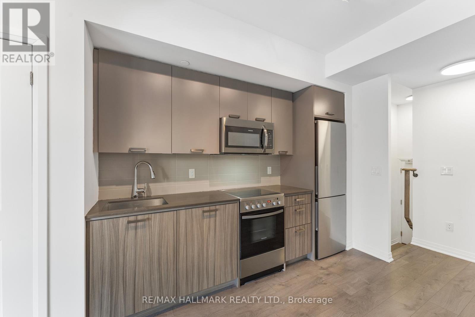 Th 103 - 2301 Danforth Avenue, Toronto, ON - Indoor Photo Showing Kitchen