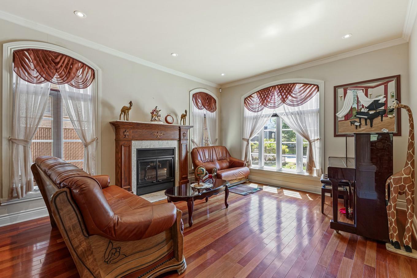 Living room - 12241 Av. Du Beau-Bois, Montréal (Ahuntsic-Cartierville), QC - Indoor Photo Showing Living Room With Fireplace