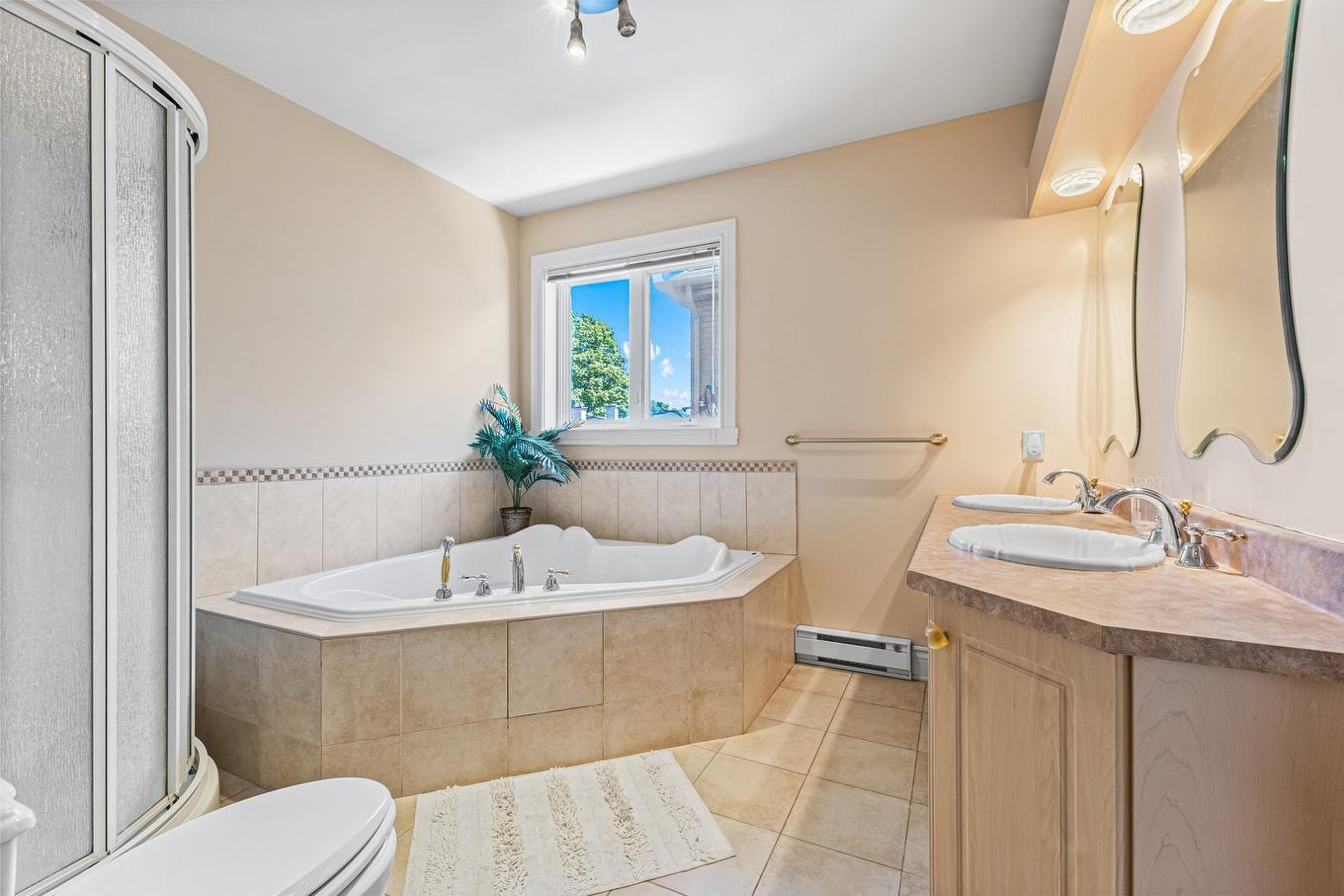 Bathroom - 12241 Av. Du Beau-Bois, Montréal (Ahuntsic-Cartierville), QC - Indoor Photo Showing Bathroom