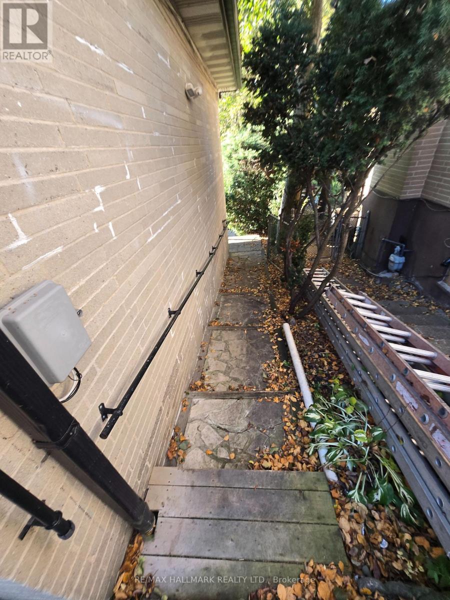 15 Burnview Crescent, Toronto, ON - Outdoor