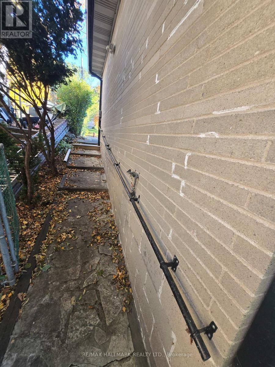 15 Burnview Crescent, Toronto, ON - Outdoor