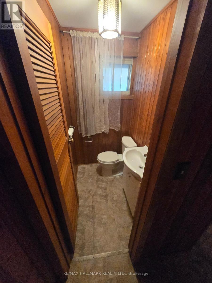 15 Burnview Crescent, Toronto, ON - Indoor Photo Showing Bathroom