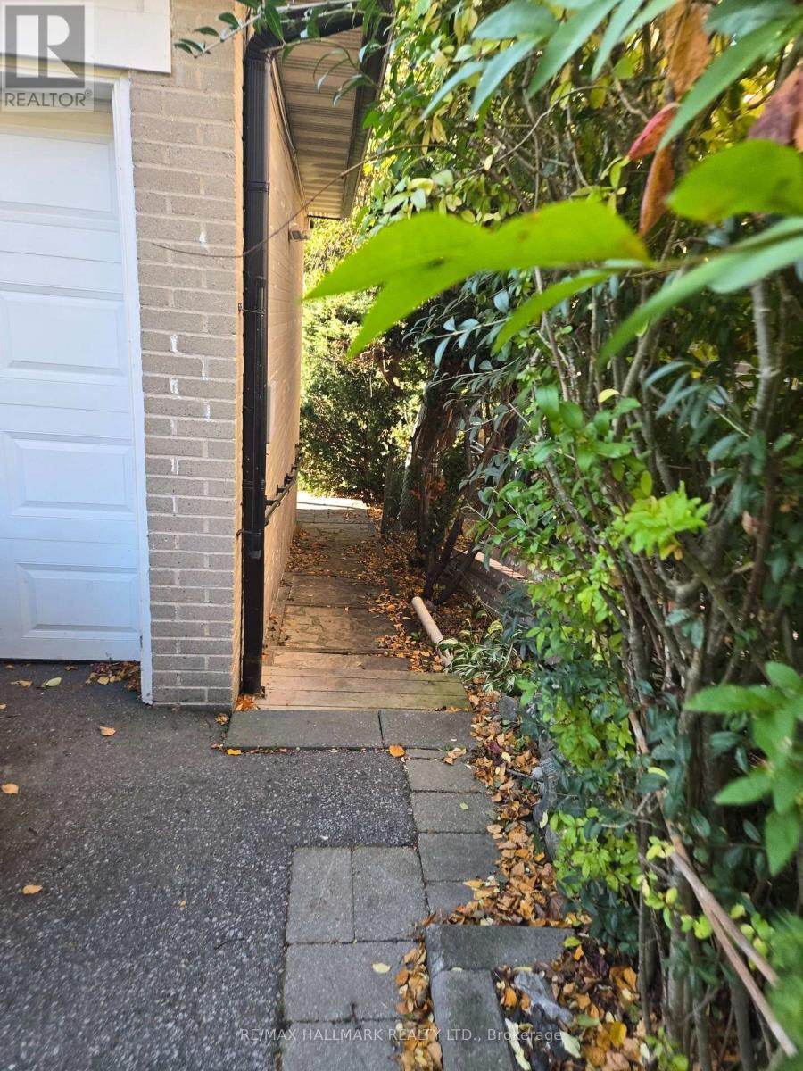 15 Burnview Crescent, Toronto, ON - Outdoor