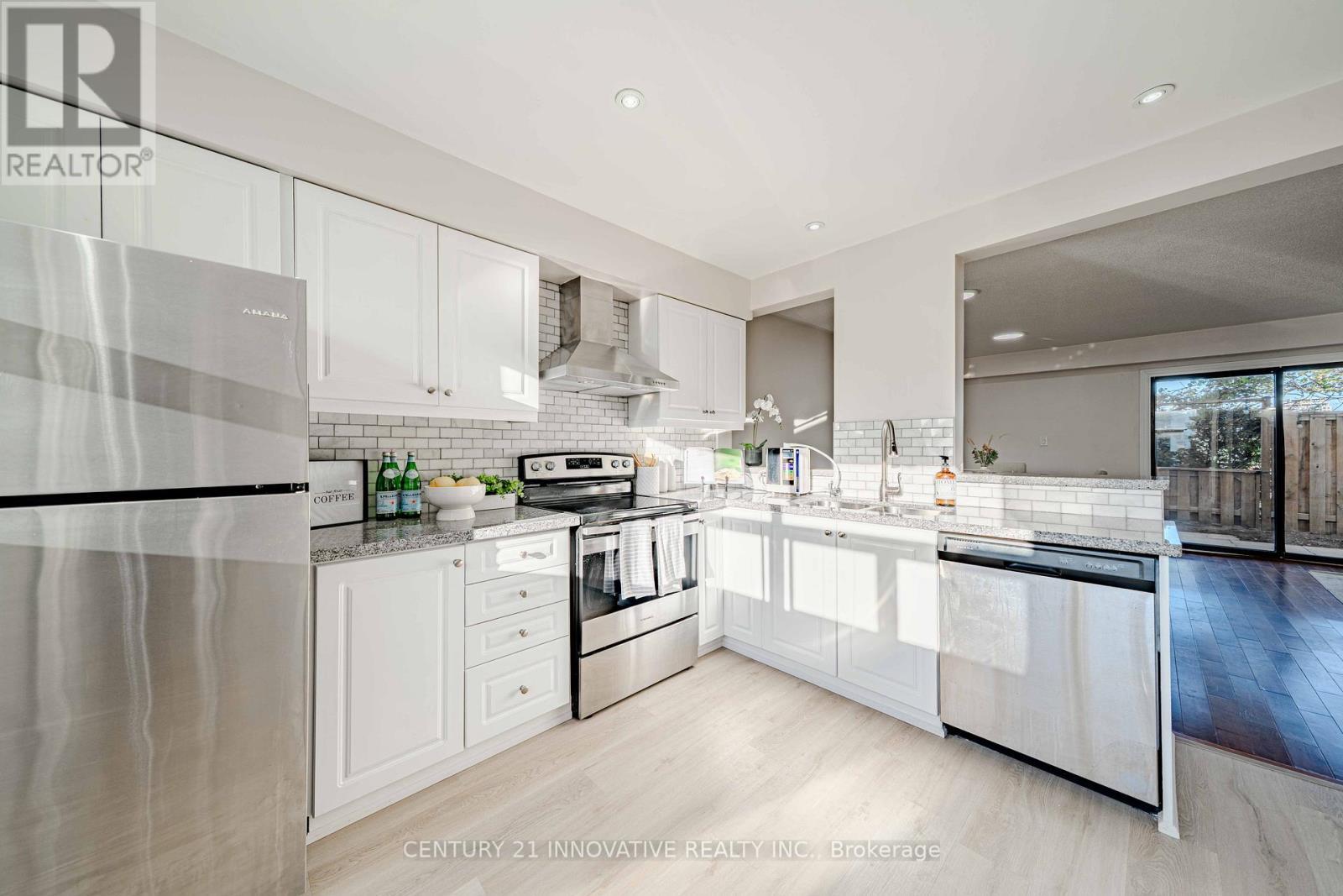 102 Trailridge Crescent, Toronto, ON - Indoor Photo Showing Kitchen With Upgraded Kitchen