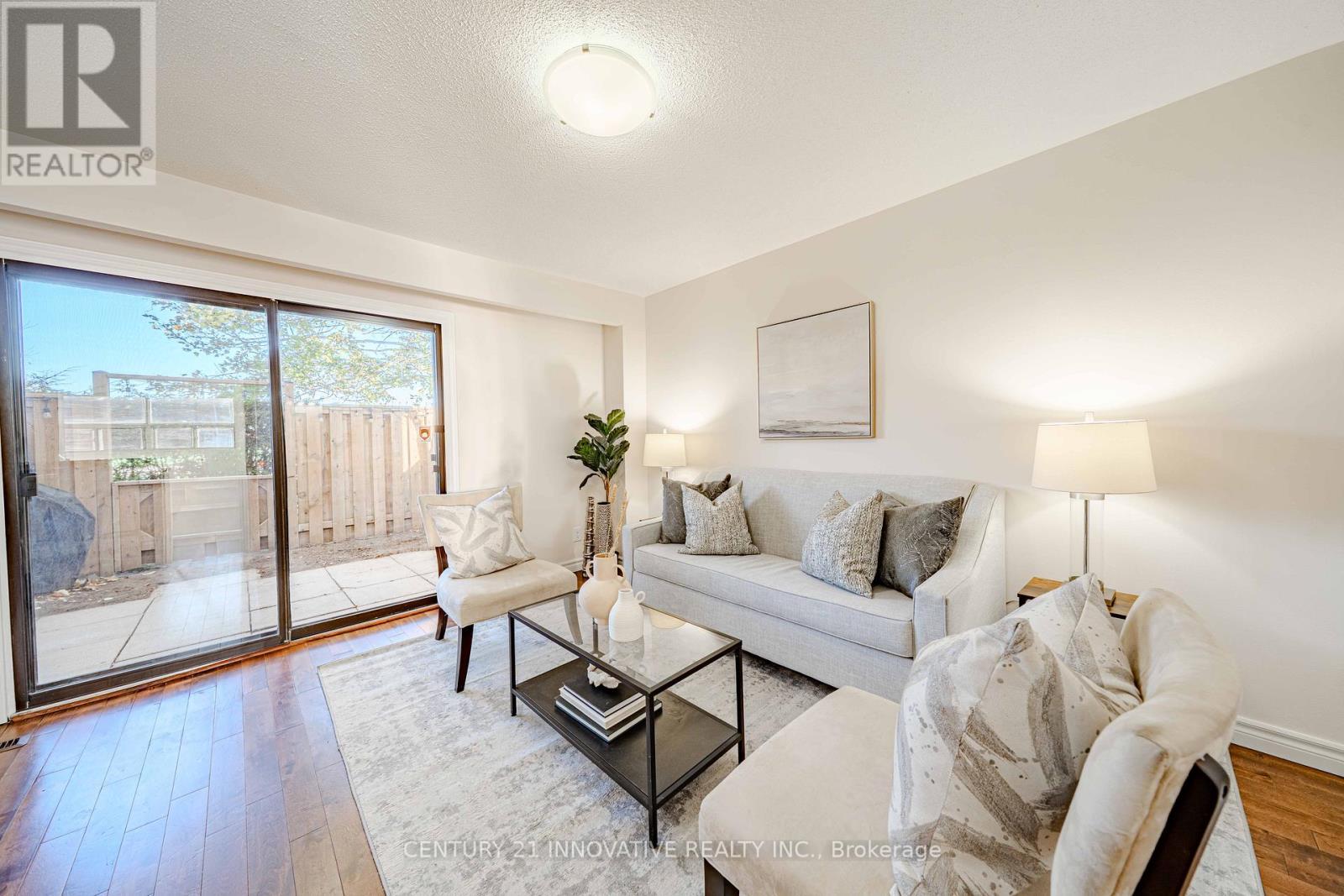 102 Trailridge Crescent, Toronto, ON - Indoor Photo Showing Living Room