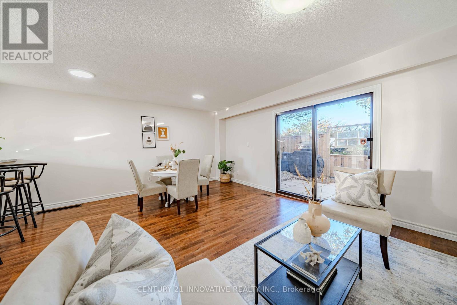 102 Trailridge Crescent, Toronto, ON - Indoor Photo Showing Living Room