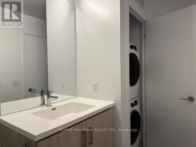 822 - 38 Honeycrisp Crescent, Vaughan, ON - Indoor Photo Showing Laundry Room