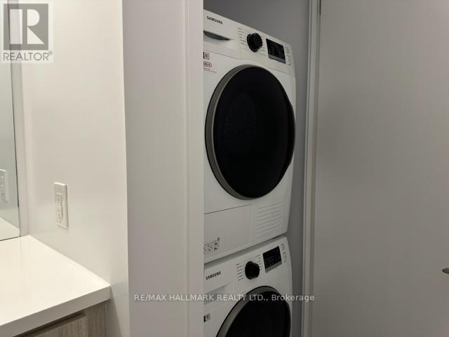 822 - 38 Honeycrisp Crescent, Vaughan, ON - Indoor Photo Showing Laundry Room