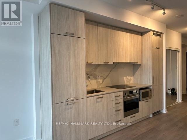 822 - 38 Honeycrisp Crescent, Vaughan, ON - Indoor Photo Showing Kitchen